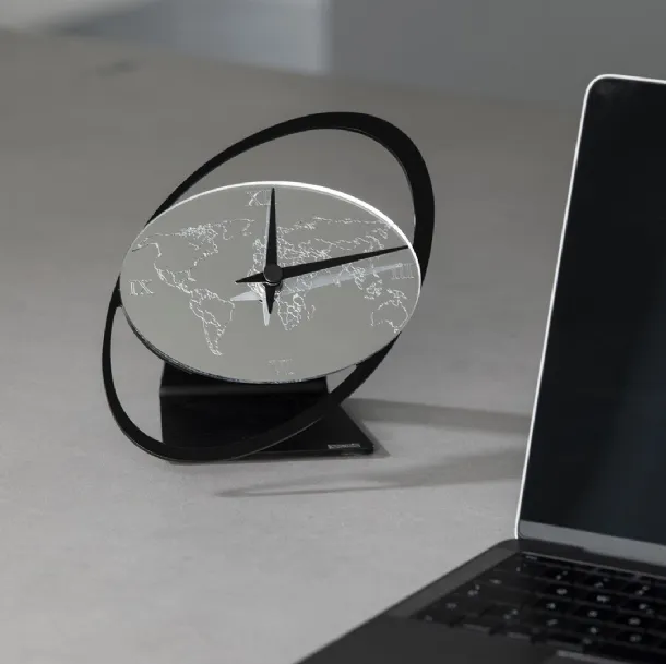 Orologio da tavolo in metallo Global di Vesta