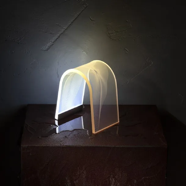Lampada da tavolo in cristallo acrilico piegato a mano Arc Limited Edition di Vesta
