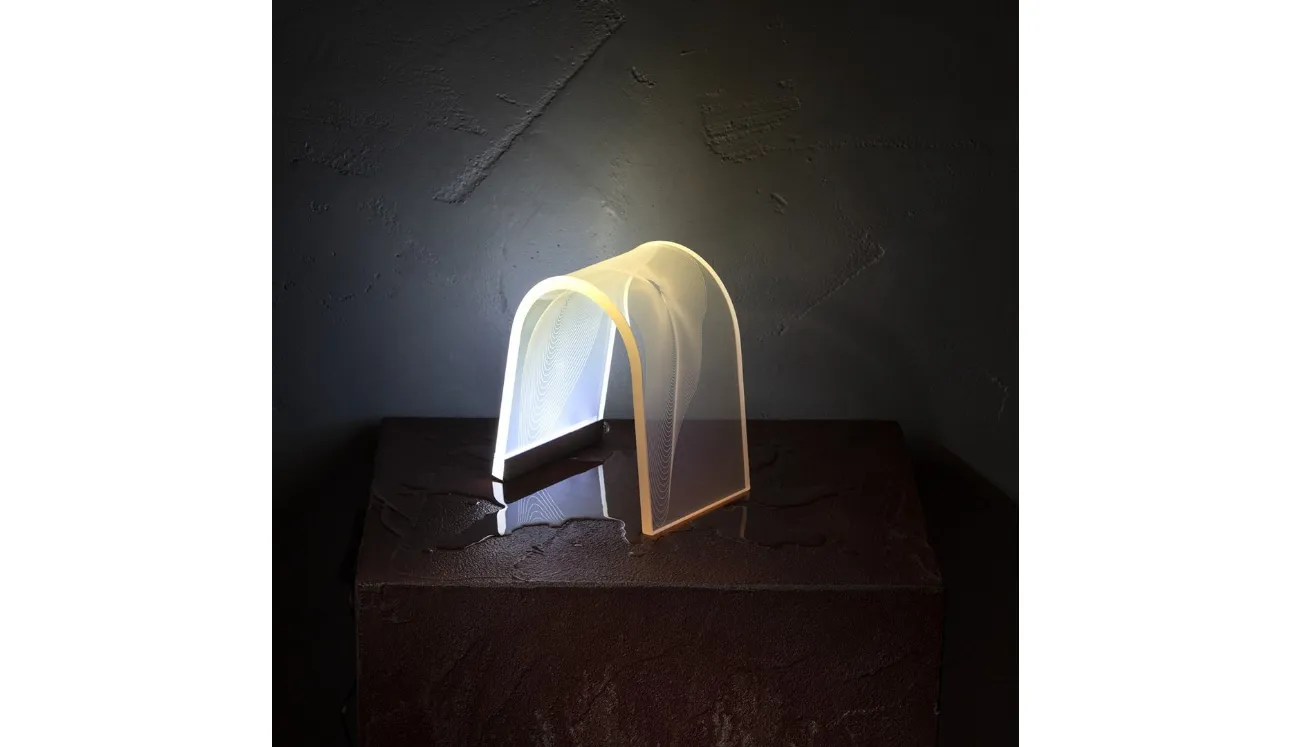 Lampada da tavolo in cristallo acrilico piegato a mano Arc Limited Edition di Vesta