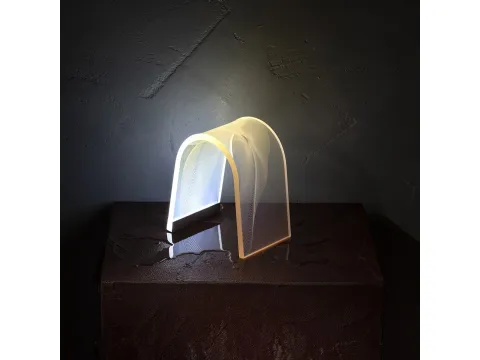 Lampada da tavolo in cristallo acrilico piegato a mano Arc Limited Edition di Vesta