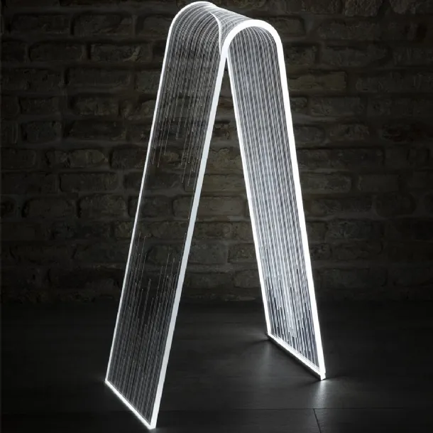 Lampada in cristallo acrilico illuminata a led Arc Piantana di Vesta