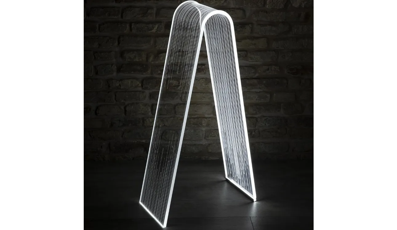 Lampada in cristallo acrilico illuminata a led Arc Piantana di Vesta
