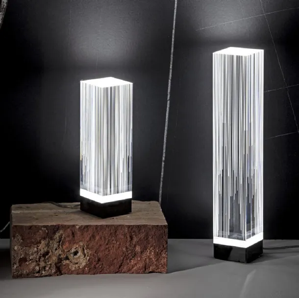 Lampada da tavolo in cristallo acrilico incisa con tecnologia laser Block di Vesta