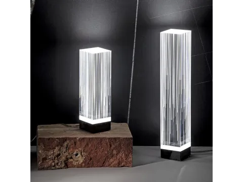 Lampada da tavolo in cristallo acrilico incisa con tecnologia laser Block di Vesta
