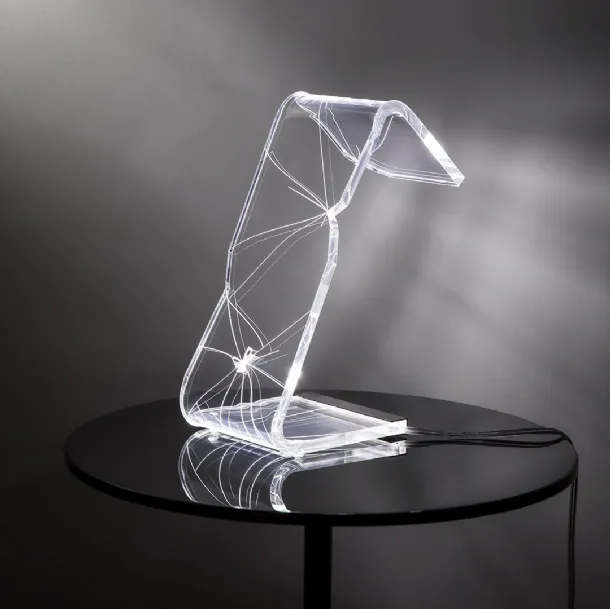 Lampada da tavolo in cristallo acrilico con tagli e incisioni a laser C led Luxury Edition di Vesta
