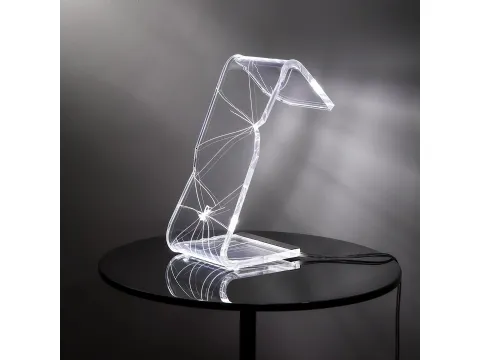 Lampada da tavolo in cristallo acrilico con tagli e incisioni a laser C led Luxury Edition di Vesta