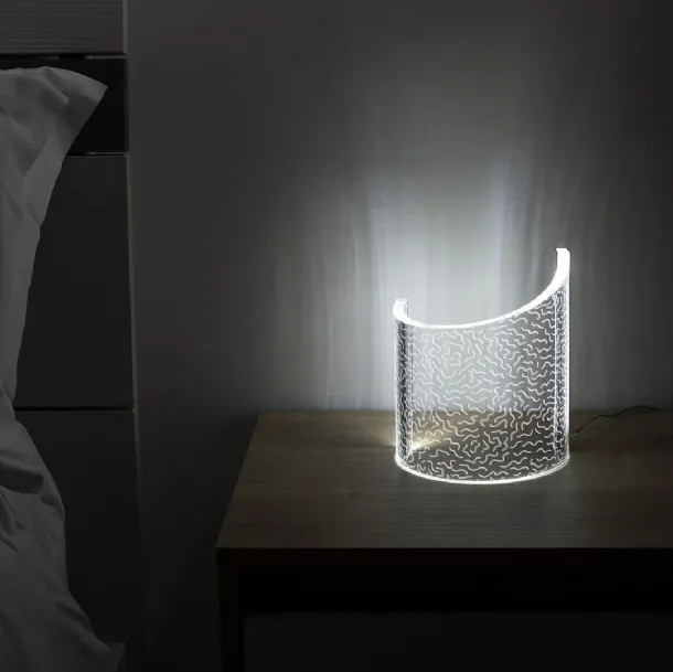 Lampada da tavolo in cristallo acrilico incisa a laser Half di Vesta