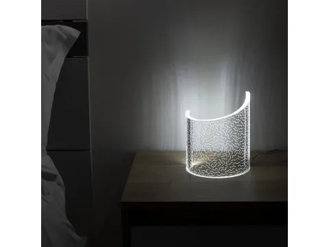 Lampada da tavolo in cristallo acrilico incisa a laser Half di Vesta