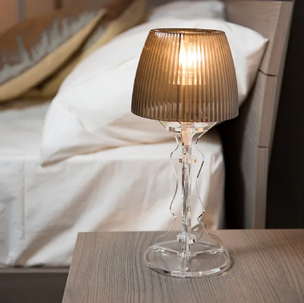 Lampada da tavolo in cristallo acrilico prismato per il cappello e trasparente per la base Lady di Vesta