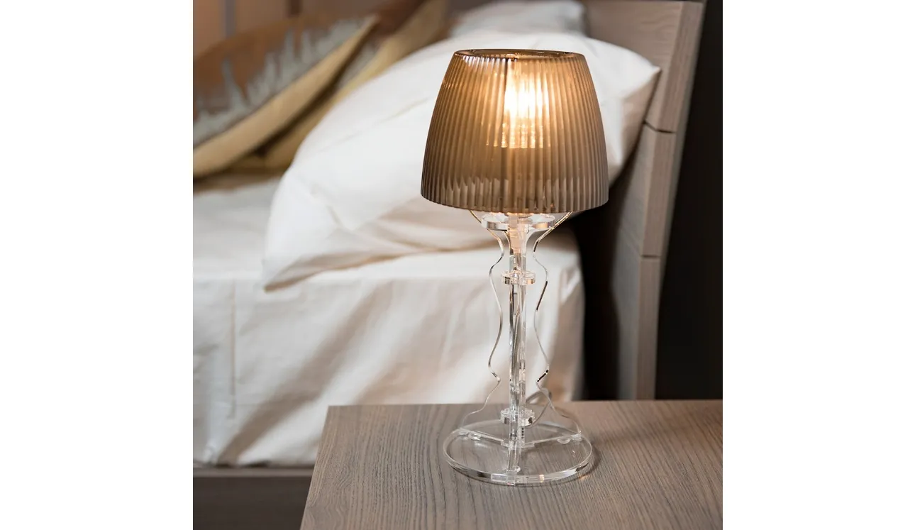Lampada da tavolo in cristallo acrilico prismato per il cappello e trasparente per la base Lady di Vesta