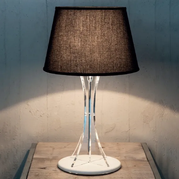 Lampada da tavolo con cappello in tessuto e base in cristallo acrilico Sky di Vesta