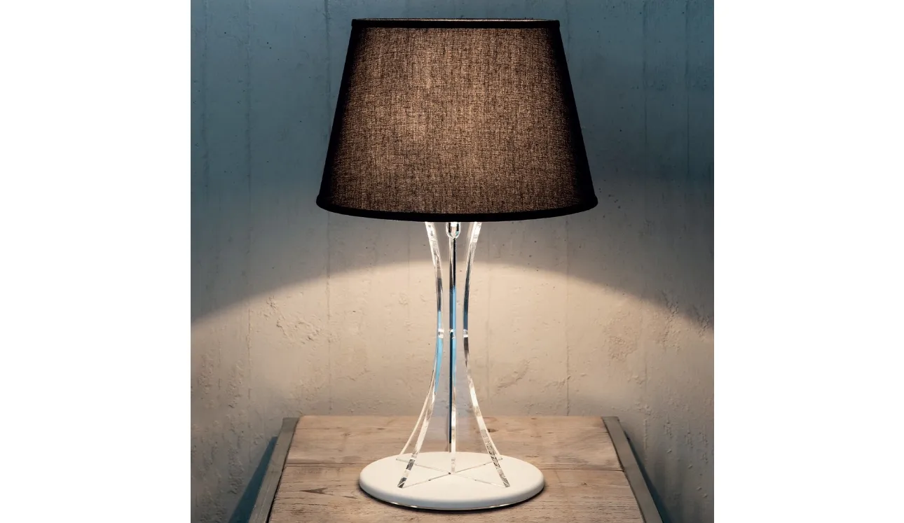 Lampada da tavolo con cappello in tessuto e base in cristallo acrilico Sky di Vesta