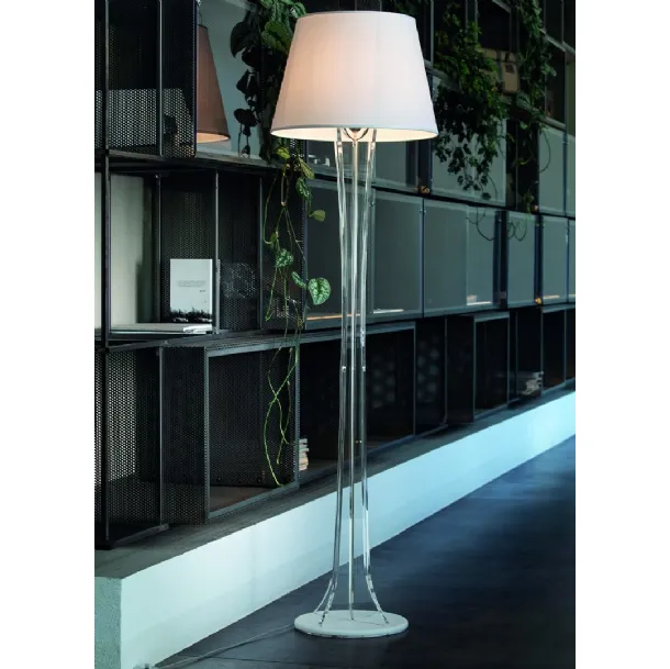 Lampada da terra con cappello in tessuto e base in cristallo acrilico Sky di Vesta