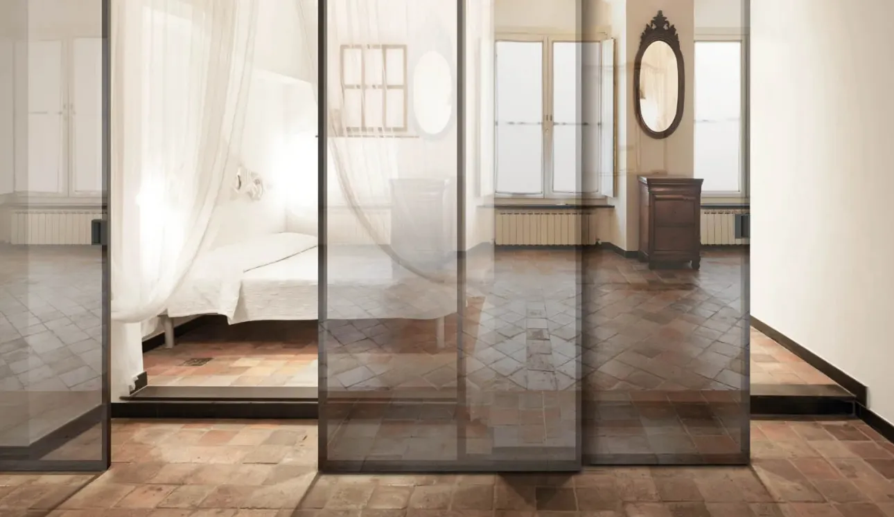 Porta scorrevole con vetri reflex bronzo Gaia Sospesa di Doal