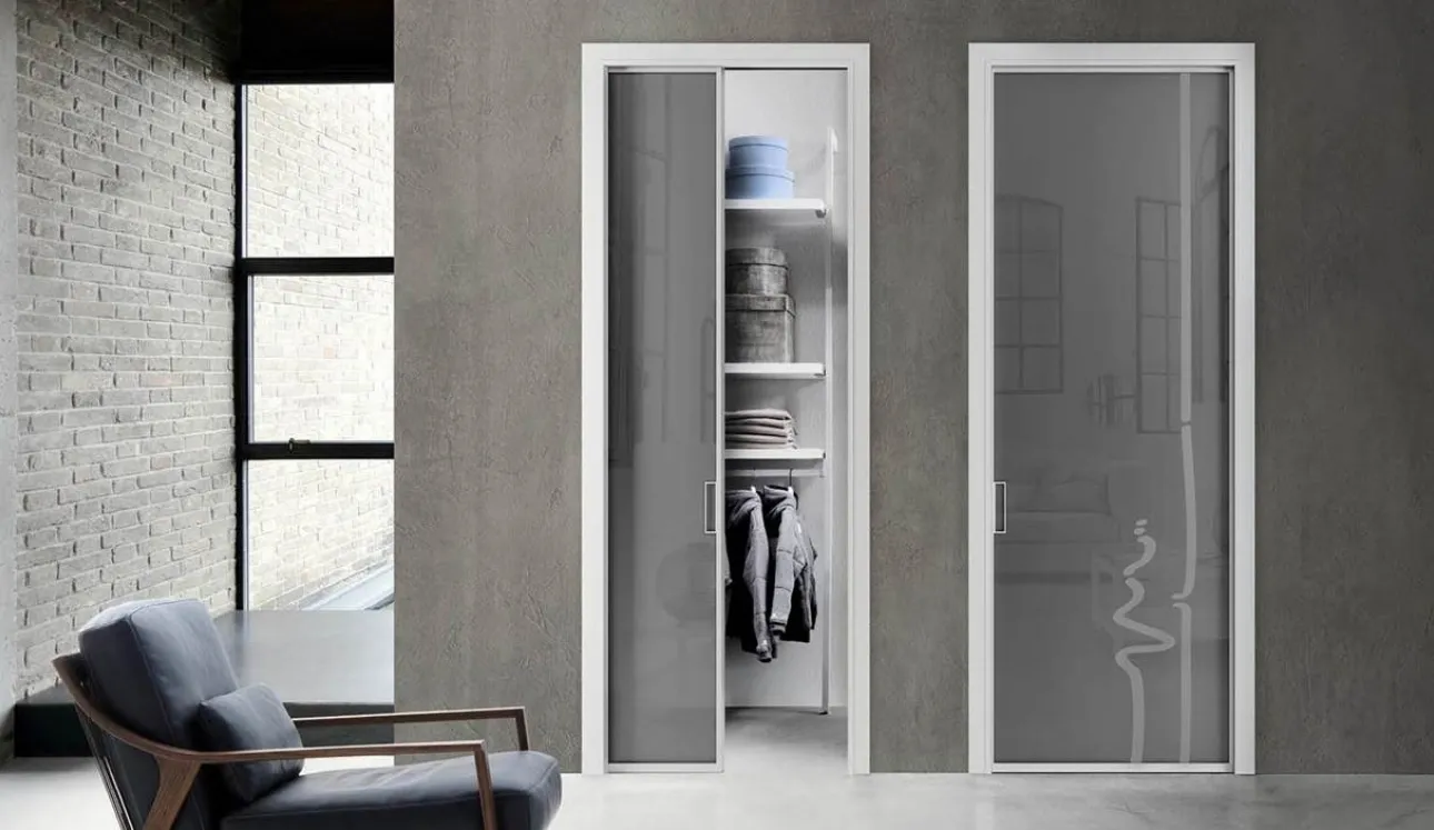 Porta scorrevole per interni con vetro serigrafato e profilo in alluminio  Zeus a Scomparsa di Doal