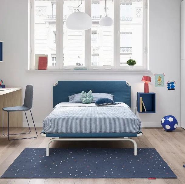 Cameretta componibile con letto ad una piazza e mezza e pensili sospesi Kids space 05 di Nidi