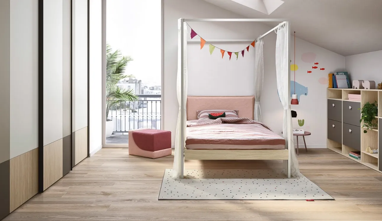 Cameretta componibile con letto a baldacchino e armadio ad ante scorrevoli Kids space 06 di Nidi