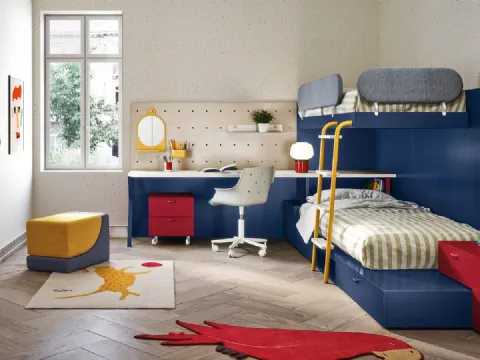 Cameretta sviluppata interamente ad angolo con letto a castello Kids space 09 di Nidi
