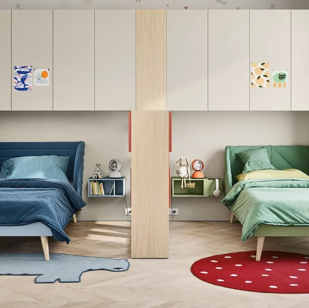 Cameretta con 2 letti su armadiatura a ponte con libreria separè Kids space 22 di Nidi