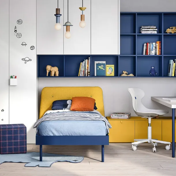 Cameretta con armadiatura battente e pensili a ponte sul letto Kids space 24 di Nidi
