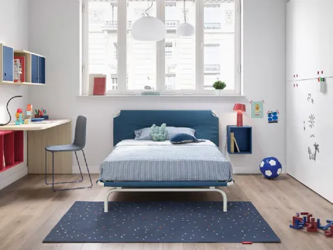 Cameretta con letto ad una piazza e mezza e pensili sospesi Kids space 05 di Nidi