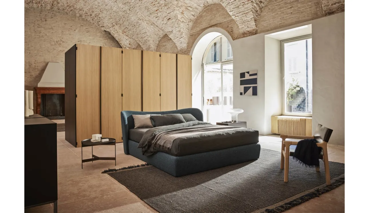 Letto Embrace con box in tessuto con testiera avvolgente di Pianca