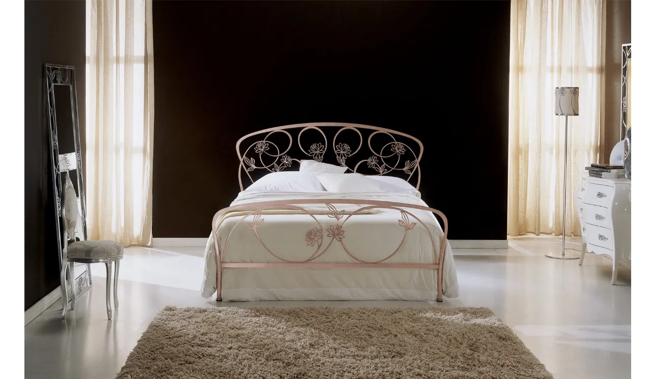Letto con testiera lavorata con fiori in ferro battuto Glicine di Bontempi