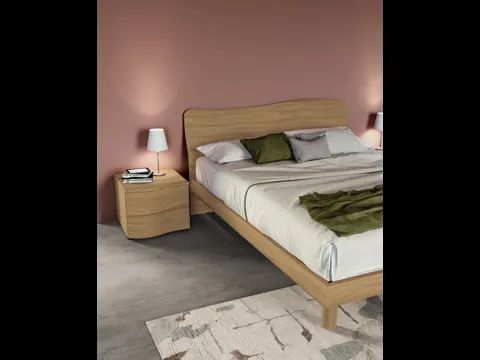 Letto finitura Matwood Honey con testiera dalla forma curvata Paco di SantaLucia