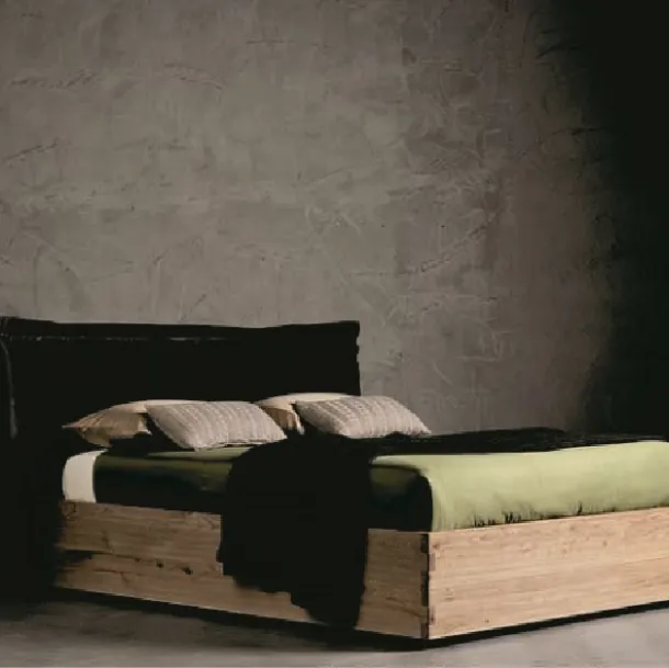 Letto matrimoniale in legno con testiera in tessuto Pegaso di Alta Corte