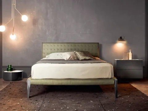 Letto in tessuto con testiera trapuntata Spillo di Pianca