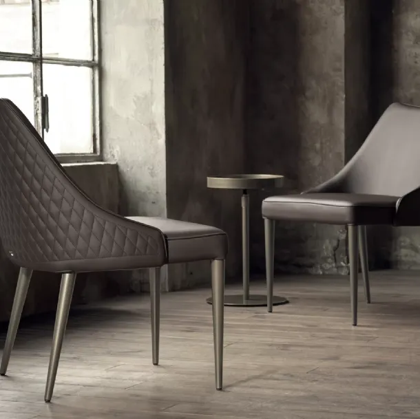 Poltroncina Clara in ecopelle con base in acciaio laccato di Bontempi
