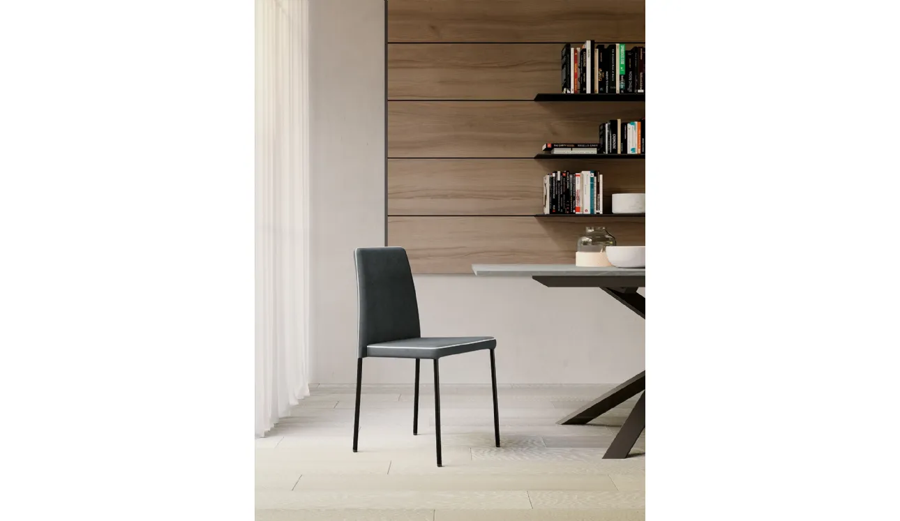 Sedia Aurora imbottita e rivestita in ecopelle con struttura in metallo di Arredo3