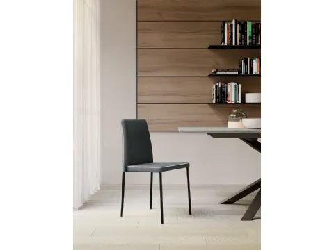 Sedia Aurora imbottita e rivestita in ecopelle con struttura in metallo di Arredo3