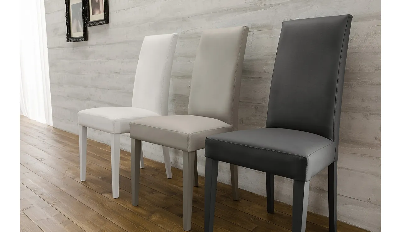 Sedia Carmen con seduta imbottita e rivestita in ecopelle e struttura in legno laccato di Arredo3