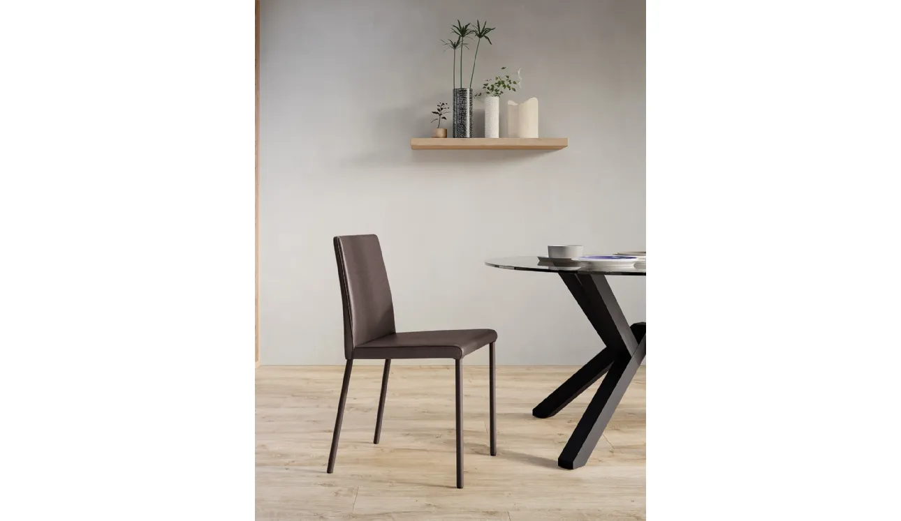 Sedia Giulia con struttura in metallo completamente rivestita in ecopelle di Arredo3