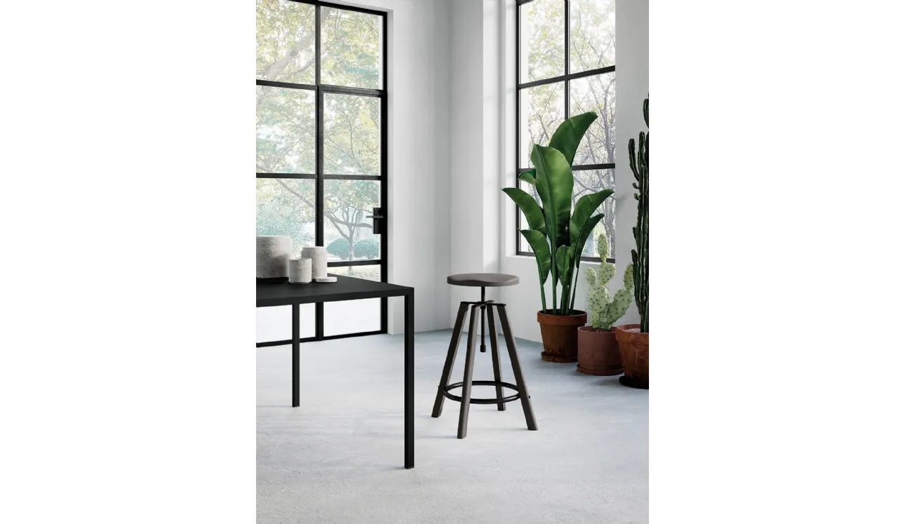 Sgabello Hugo con struttura e seduta in legno con poggiapiedi e dettagli in metallo verniciato lucido grigio scuro di Arredo3