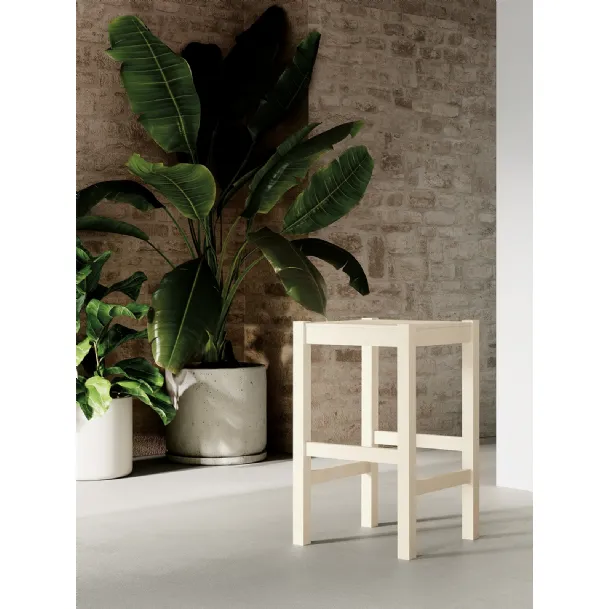 Sgabello Petit con struttura e seduta in legno laccato di Arredo3