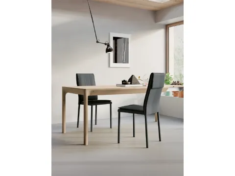 Sedia Sandy con struttura in metallo, imbottita e completamente rivestita in ecopelledi Arredo3