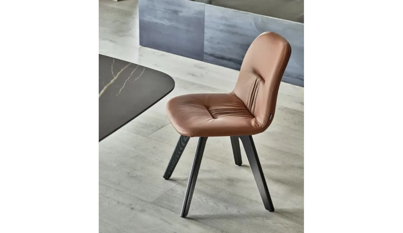 Sedia Chantal in pelle con base in legno massello di Bontempi