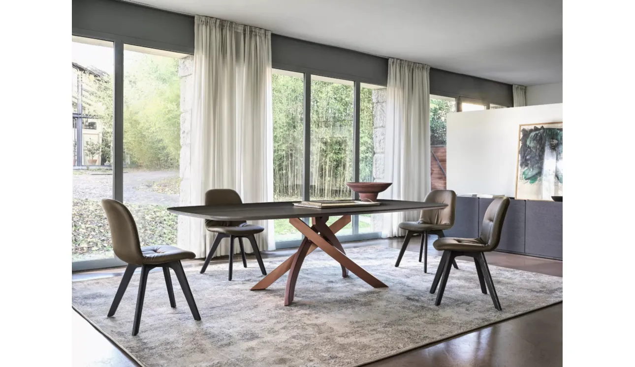 Sedia Chantal in pelle con base in legno massello di Bontempi