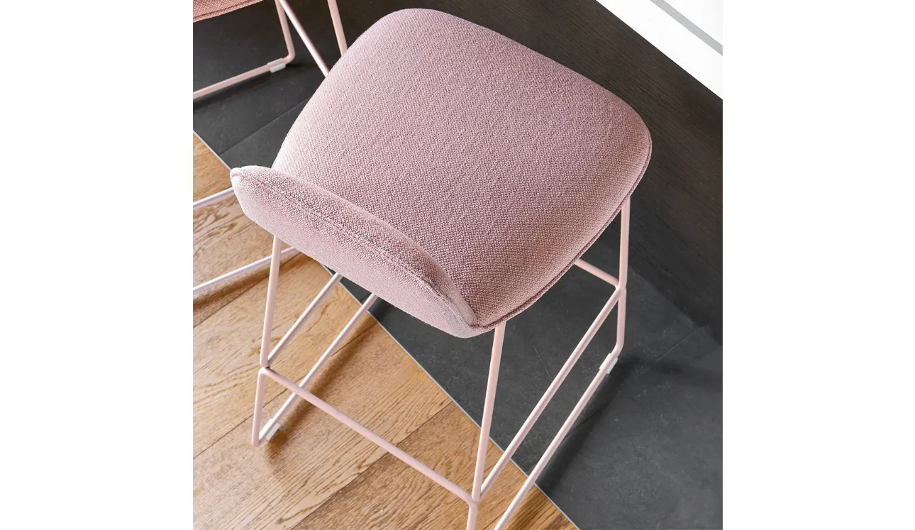 Sgabello in tessuto imbottito Riley Soft di Connubia