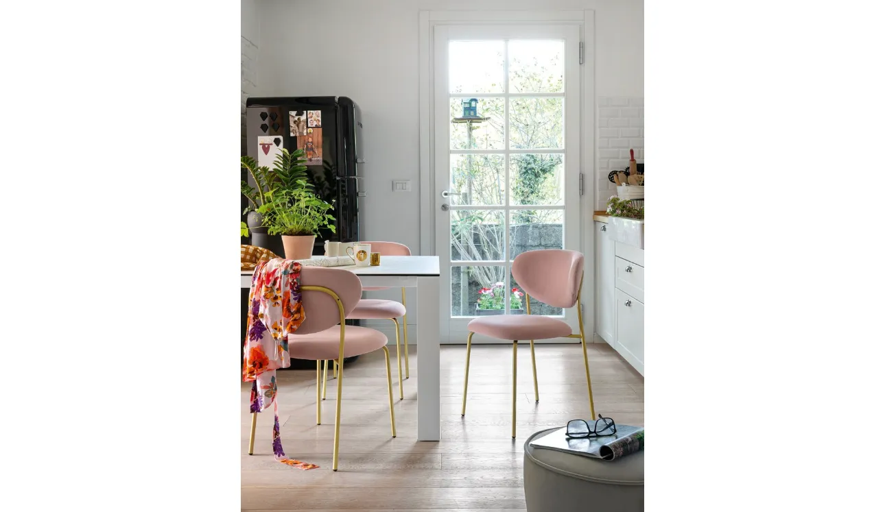Sedia in tessuto imbottito con struttura in metallo ottone verniciato Cozy di Connubia