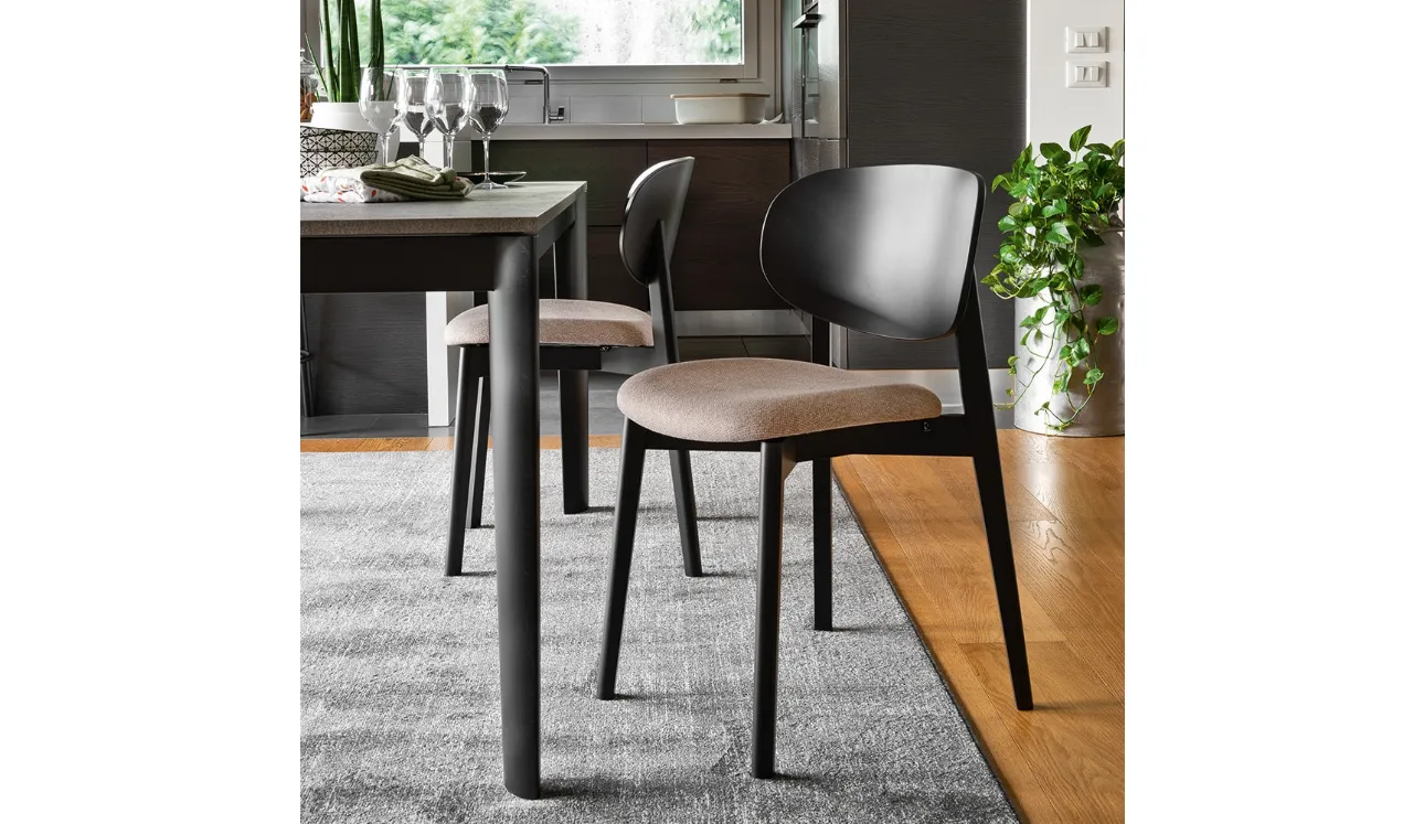 Sedia in legno dal design classico con seduta imbottita Eide di Connubia