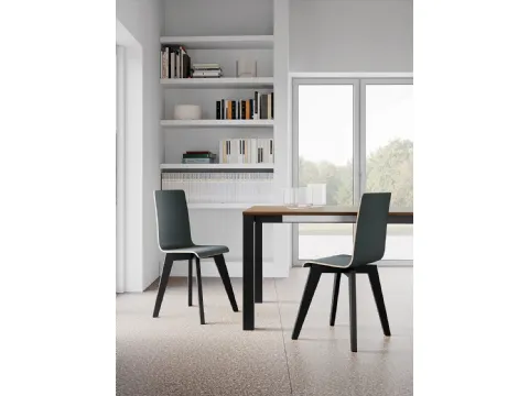 Sedia Kelly con struttura in legno e seduta in multistrato rivestito in Fenix di Arredo3