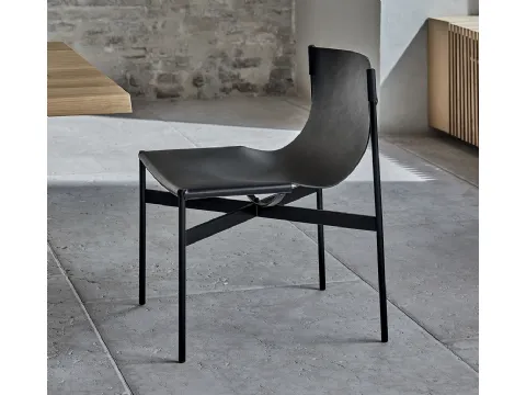 Sedia Lucrezia con struttura in acciaio laccato e monoscocca imbottita e rivestita in cuoio di Bontempi