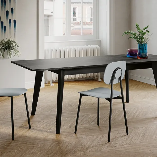 Tavolo allungabile Edgard con top in laminato e gambe in legno di Arredo3