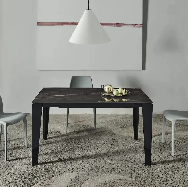 Tavolo allungabile Cruz XXL con top in SuperMarmo e base in acciaio laccato di Bontempi