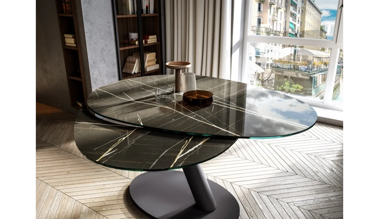 Tavolo allungabile One con basamento e colonna in metallo verniciato e top in Marble Glass Sahara Noir di Easyline