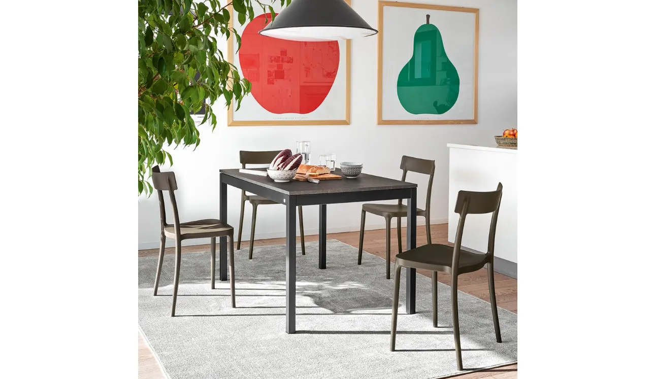 Tavolo allungabile con piano in nobilitato beton grigio e gambe in metallo grigio opaco Snap di Connubia