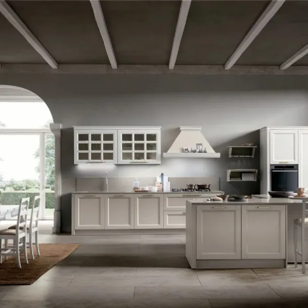 Cucina Classica con isola Beverly v06 in Frassino Savana e Bianco con top in Fenix Beige Arizona di Stosa